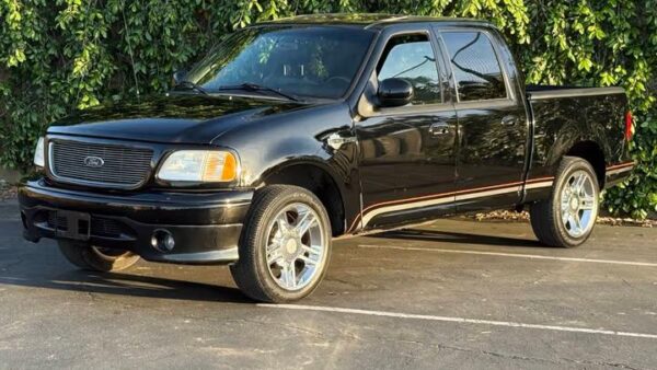 2001 Ford F-150 Harley-Davidson Crew Cab 5.5' Box 2WD Used · 125,625 mi   50