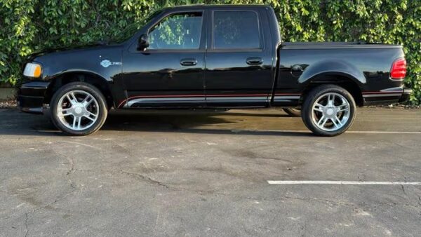 2001 Ford F-150 Harley-Davidson Crew Cab 5.5' Box 2WD Used · 125,625 mi   50