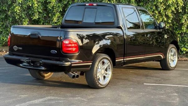 2001 Ford F-150 Harley-Davidson Crew Cab 5.5' Box 2WD Used · 125,625 mi   50